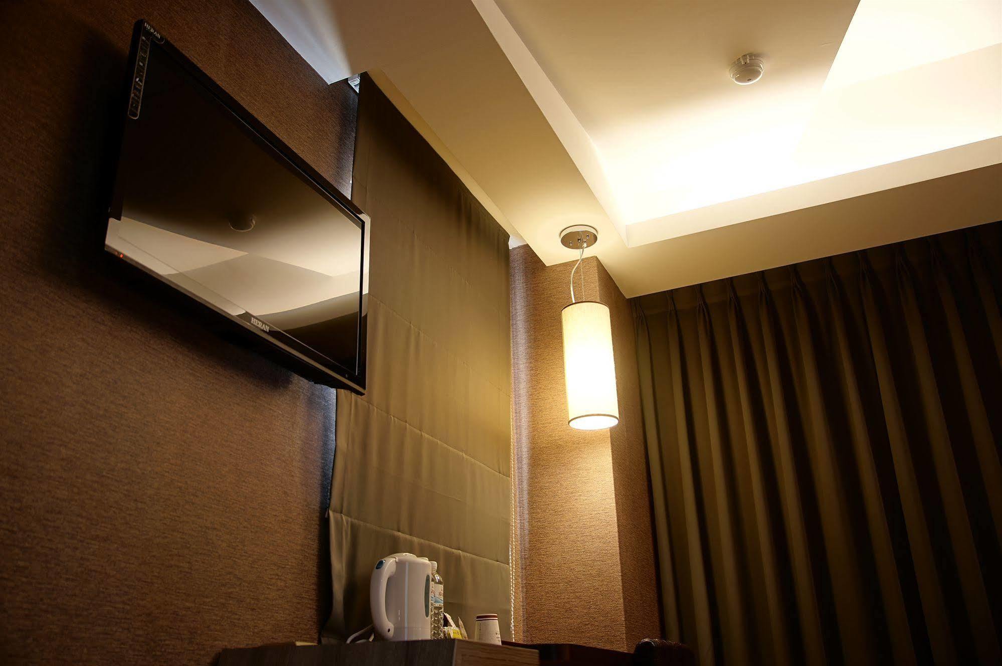 Talmud Business Hotel - Zhongshan Taichung Buitenkant foto